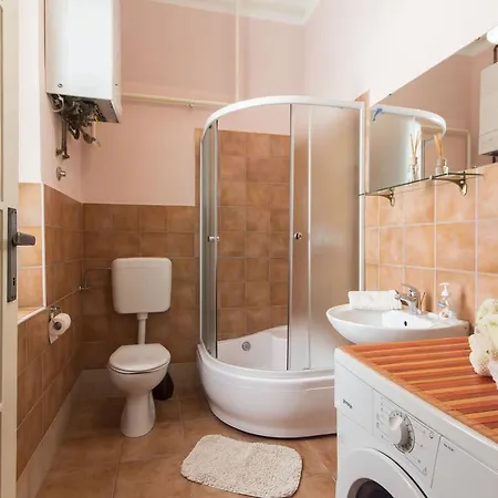 Spacious & Smart Center Apartment