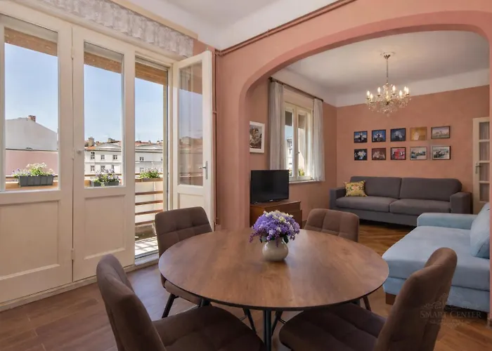 Spacious & Smart Center 아파트 풀라