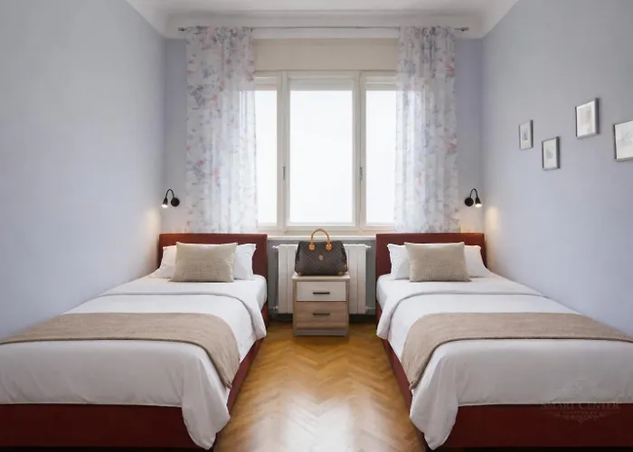 아파트 Spacious & Smart Center 풀라