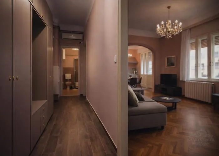 아파트 Spacious & Smart Center 풀라