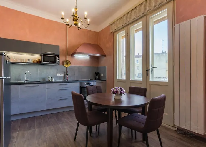 아파트 Spacious & Smart Center