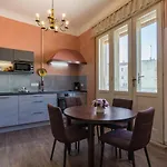 Apartment Spacious & Smart Center