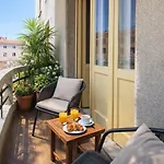Spacious & Smart Center Apartment