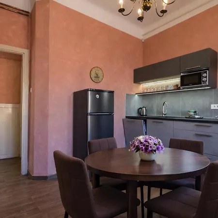 Apartment Spacious & Smart Center
